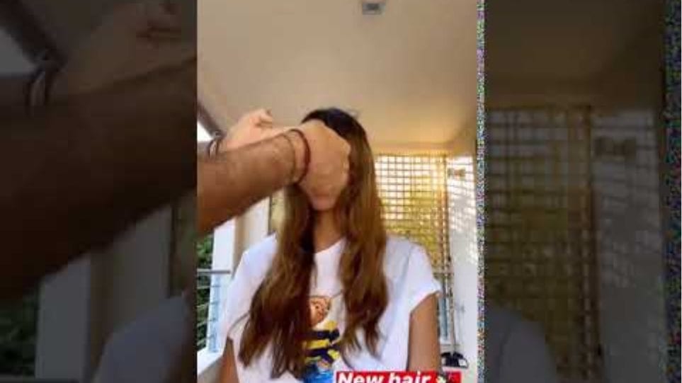 Ηλιάνα Παπαγεωργίου: Κόβει τα μαλλιά της φορώντας το μαγιό του Snik