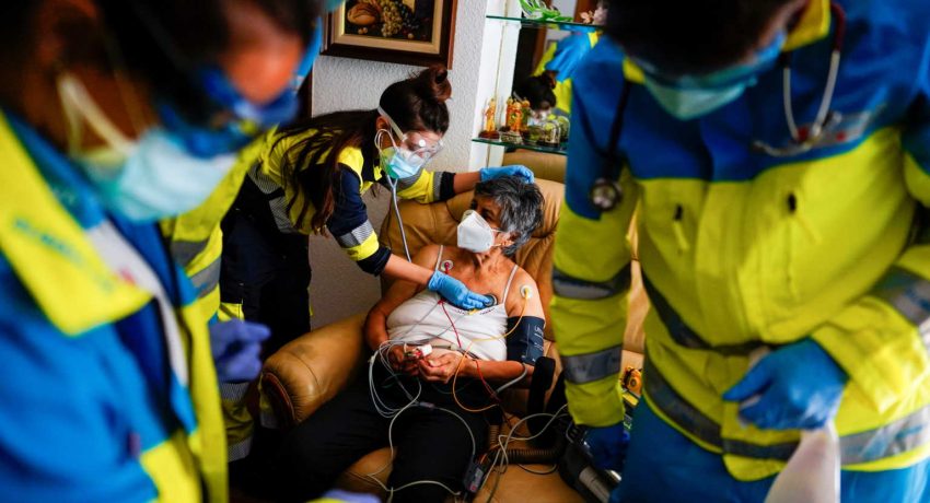 Madrid Emergency Service (SUMMA) UVI-8 unit's members treat Leoncia, 86, in her home amid the coronavirus disease (COVID-19) outbreak in Madrid, Spain, October 19, 2020. Picture taken October 19, 2020. REUTERS/Juan Medina