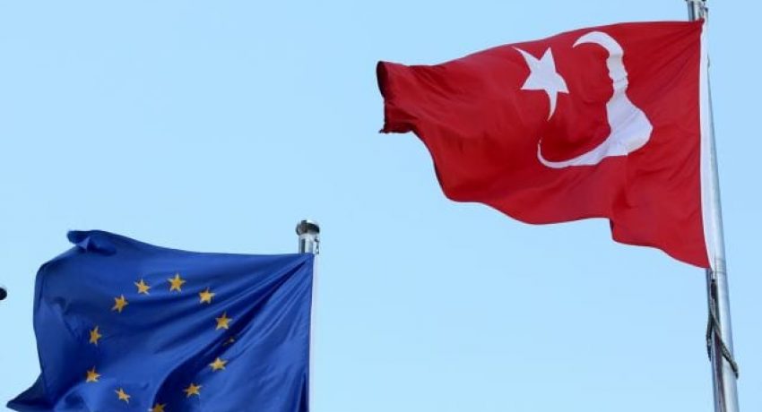 epa06191790 Turkish national flag flying close to the European Union flag in Istanbul, Turkey, 08 September 2017. After the German elections television debate between Merkel and Social Democrat challenger Martin Schulz on 03 September, Turkish President Recep Tayyip Erdogan accused them of 'bowing down to populism and prejudice' after both said they would seek an end to membership talks between the EU and Turkey.  EPA/ERDEM SAHIN