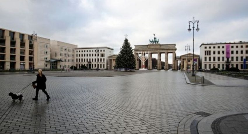 A view of Brandenburg Gate on the first day of a nationwide lockdown amid the coronavirus disease (COVID-19) pandemic in Berlin, Germany, December 16, 2020. REUTERS/Hannibal Hanschke
