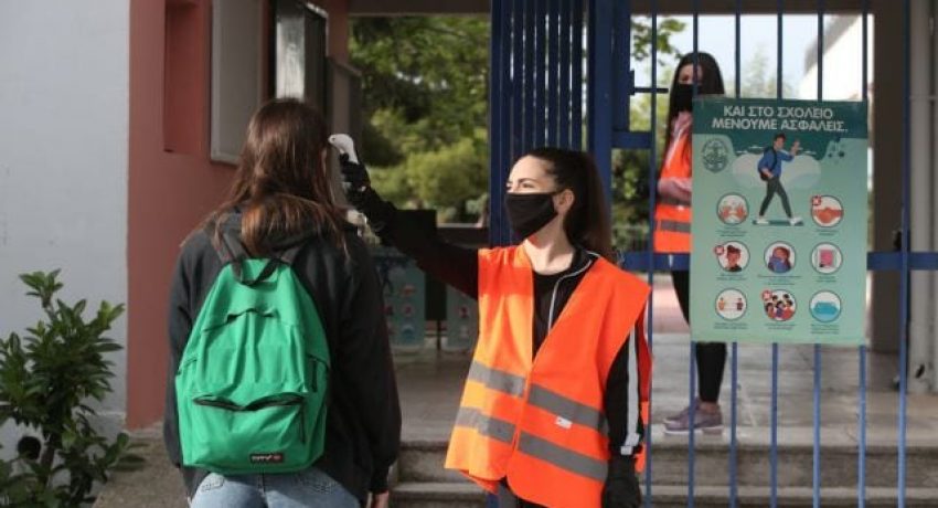 Opening of schools for students of the third class of high school after discontinuation of lessons due to the coronavirus pandemic outbreak in Athens, Greece on May 11, 2020. / Άνοιγμα των σχολείων για τους μαθητές της Γ`Λυκείου έπειτα από την διακοπή των μαθημάτων λόγω της πανδημίας του κορωναϊού, Αθήνα, 11 Μαΐου 2020.