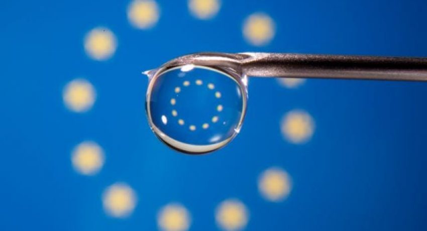 The EU flag is reflected in a drop on a syringe needle in this illustration taken November 9, 2020. REUTERS/Dado Ruvic/Illustration     TPX IMAGES OF THE DAY
