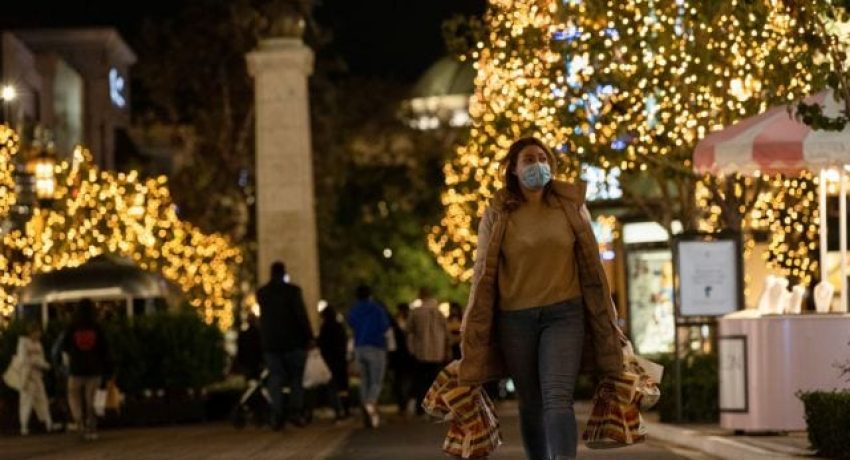 A shopper wearing a face protective mask walks by Christmas decorations at The Grove shopping center during a partial lockdown amid the outbreak of the coronavirus disease (COVID-19), in Los Angeles, California, U.S., December 7, 2020. REUTERS/Mario Anzuoni