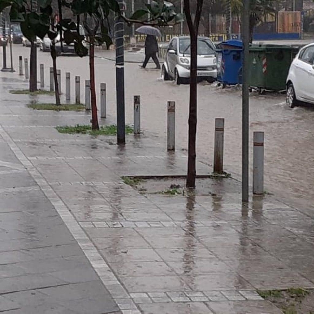 ΑΓΡΙΝΙΟ - ΦΩΤΟ: Δρόμοι - ποτάμια από την βροχόπτωση