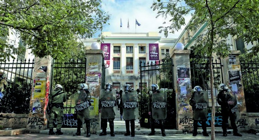 Επέμβαση της αστυνομίας στο Οικονομικό Πανεπιστήμιο (ΑΣΟΕΕ) μετά απο παρέμβαση φοιτητών που δεν επιθυμούν την αναστολή της λειουργείας της σχολής έως τον εορτασμό της Επετείου του Πολυτεχνείου,στην Αθήνα, στις 11 Νοεμβρίου, 2019
