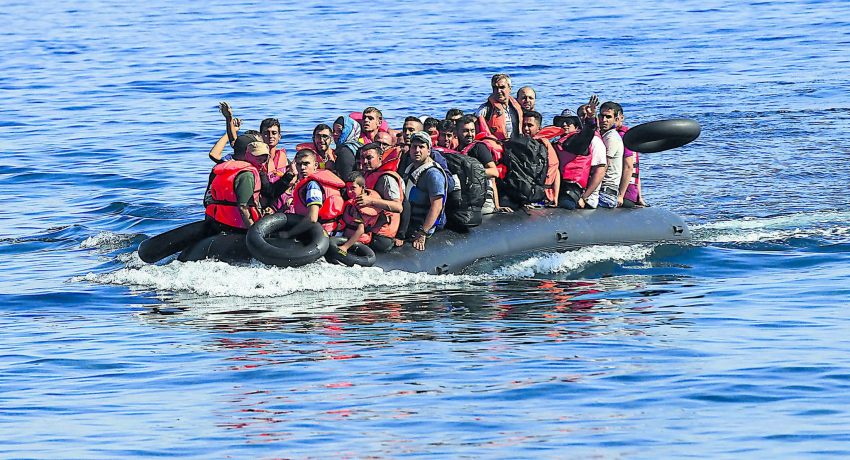 Πρόσφυγες και μετανάστες φτάνουν με βάρκα σε παραλία της Λέσβου, από την Τουρκία, Δευτέρα 14 Σεπτεμβρίου 2015. Περίπου 3000 πρόσφυγες και μετανάστες αποβιβάζονται καθημερινά στις ακτές του νησιού,  από τις τουρκικές ακτές. Οι περισσότεροι από τους πρόσφυγες θέλουν να συνεχίσουν το ταξίδι τους προς τις χώρες της βόρειας και κεντρικής Ευρώπης. ΑΠΕ-ΜΠΕ/ΑΠΕ-ΜΠΕ/ ΟΡΕΣΤΗΣ ΠΑΝΑΓΙΩΤΟΥ