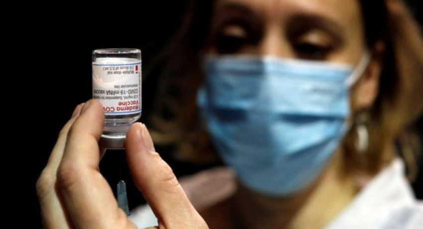 A health worker prepares a syringe with the Moderna coronavirus disease (COVID-19) vaccine at a vaccination center in Le Cannet, France, January 19, 2021.  REUTERS/Eric Gaillard