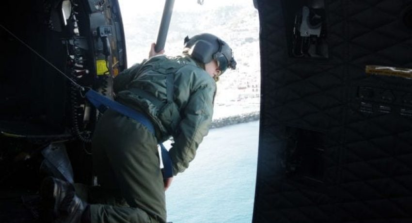 (Ξένη Δημοσίευση) Ελικόπτερο Super Puma της Πολεμικής Αεροπορίας (ΠΑ), απογειώθηκε από την 130 Σμηναρχία Μάχης, με προορισμό την περιοχή Καλόγηρος της νήσου Σκοπέλου, για τον εντοπισμό και τη διάσωση πολιτών που αποκλείστηκαν λόγω καιρικών συνθηκών., Πέμπτη 12 Ιανουαρίου 2017. ΑΠΕ-ΜΠΕ/ΓΡΑΦΕΙΟ ΤΥΠΟΥ ΓΕΑ/STR