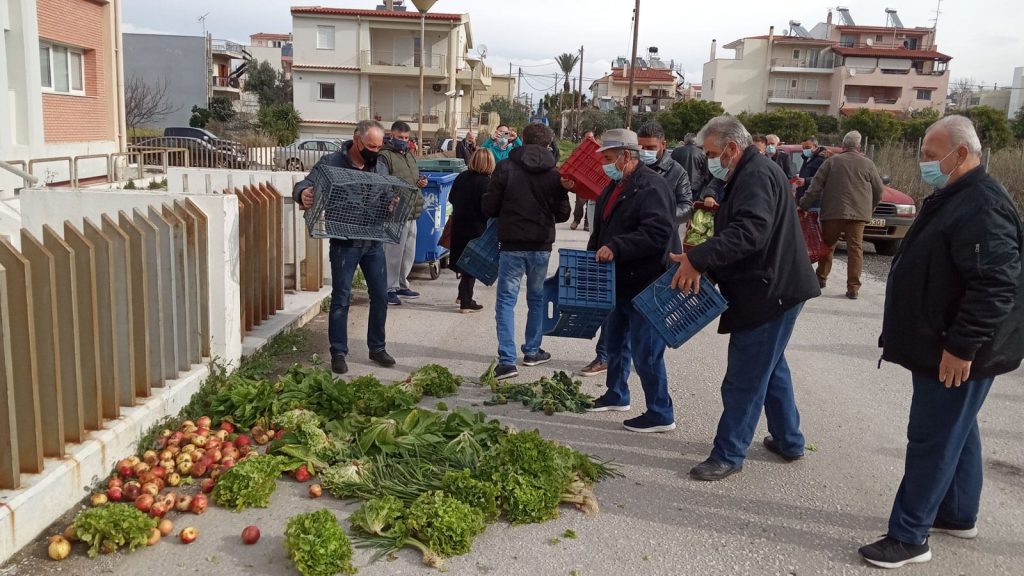 Δυτ. Ελλάδα: Κινητοποίηση λαϊκών αγορών Πάτρας- Πέταξαν τα προϊόντα τους έξω από την Περιφέρεια Δυτικής Ελλάδας