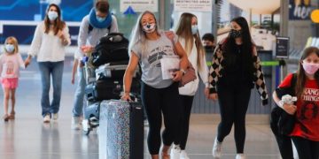 A British tourist, who is fully vaccinated against the coronavirus disease (COVID-19), wears a protective face mask, as she walks with his luggage after arriving at Malaga-Costa del Sol Airport for sightseeing, amid the coronavirus disease (COVID-19) outbreak in Malaga, Spain, July 19, 2021. REUTERS/Jon Nazca