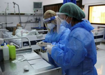 Medical staff assist patients suffering from the coronavirus disease inside the COVID-19 ward of a hospital in Damascus, Syria September 29, 2021. Picture taken September 29, 2021. REUTERS/Firas Makdesi