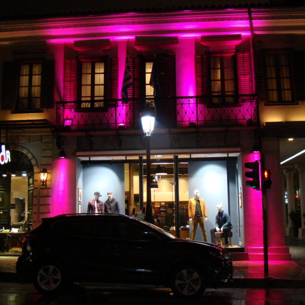 ΔΕΙΤΕ ΦΩΤΟ: Ιστορικά κτίρια του κέντρου της Πάτρας έγιναν “ροζ” για το Άλμα  Ζωής – flamis.gr