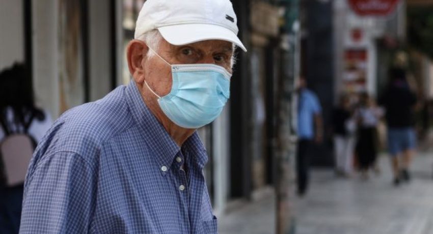 Υποχρεωτική χρήση μάσκας σε εσωτερικούς και εξωτερικούς χώρους έπειτα από λήψη έκτακτων μέτρων από την Πολιτική προστασία, για την προστασία από τον κορονοϊό στην Πάτρα, 6 Οκτωβρίου 2020.