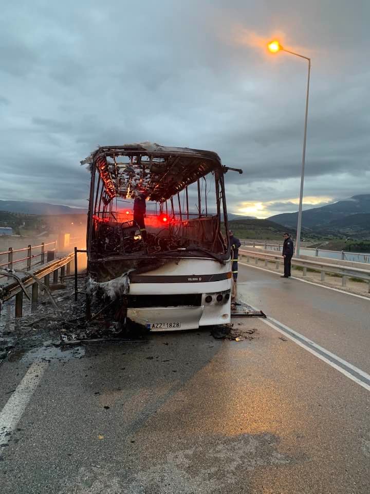 ΑΧΑΪΑ - ΤΩΡΑ: Φωτιά σε λεωφορείο πάνω στο φράγμα Πείρου - Παραπείρου