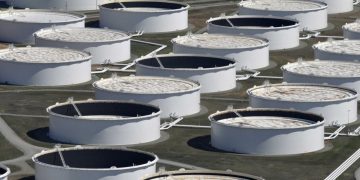 FILE PHOTO: Crude oil storage tanks are seen from above at the Cushing oil hub,  Oklahoma, March 24, 2016. REUTERS/Nick Oxford//File Photo