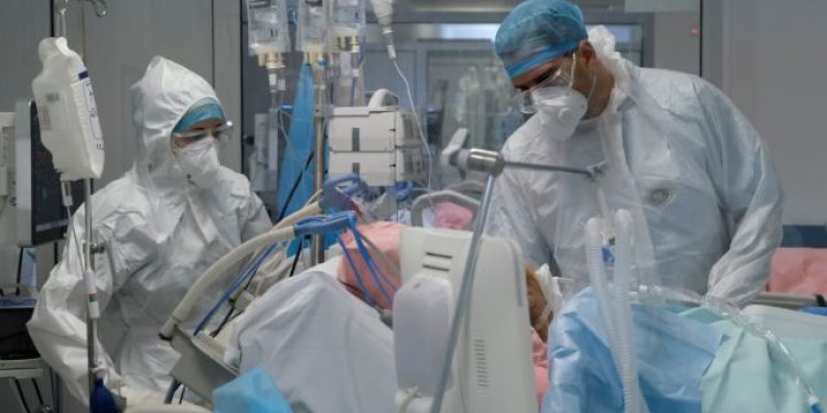 Medical staff work in the intensive care ward for COVID-19 patients in hospital in Athens, Greece on November 8 , 2020 .  / Το ιατρικό προσωπικό εργάζεται στο θάλαμο εντατικής θεραπείας για ασθενείς με COVID-19 σε νοσομείο της Αθήνας  στις 5 Noembr;ioy, 2020.