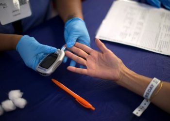 FILE PHOTO: A person receives a test for diabetes during Care Harbor LA free medical clinic in Los Angeles, California September 11, 2014.  REUTERS/Mario Anzuoni/File Photo