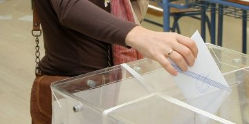 Στιγμιότυπο από τη διαδικασία της ψηφοφορίας σε εκλογικό κέντρο του Ηρακλείου. Σήμερα διεξάγονται οι δημοτικές και περιφερειακές εκλογές του 2010. Κυριακή 7 Νοεμβρίου 2010. ΑΠΕ-ΜΠΕ / ΣΤΕΦΑΝΟΣ ΡΑΠΑΝΗΣ