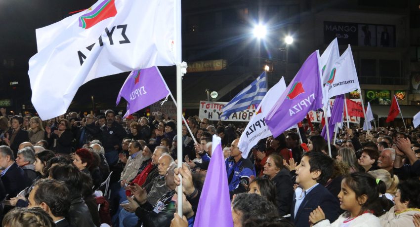 Κόσμος παρακολουθεί την ομιλία του Προέδρου του ΣΥΡΙΖΑ, Αλέξη Τσίπρα (ΔΕΝ ΔΙΑΚΡΙΝΕΤΑΙ), στην κεντρική προεκλογική συγκέντρωση του ΣΥΡΙΖΑ, στην πλατεία Ελευθερίας στο Ηράκλειο, για τις βουλευτικές εκλογές 2015, την Παρασκευή 23 Ιανουαρίου 2015. ΑΠΕ-ΜΠΕ/ΑΠΕ-ΜΠΕ/ΣΤΕΦΑΝΟΣ ΡΑΠΑΝΗΣ