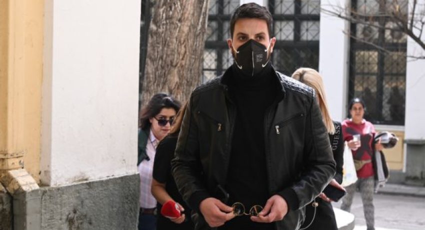 Έξοδος από τα δικαστήρια Ευελπίδων του πρώην συζύγου της κατηγορούμενης Ρούλας Πισπιρίγκου, Μάνου Δασκαλάκη, σχετικά με την υπόθεση θανάτου της κόρης τους, Αθήνα, 7 Απριλίου 2022.