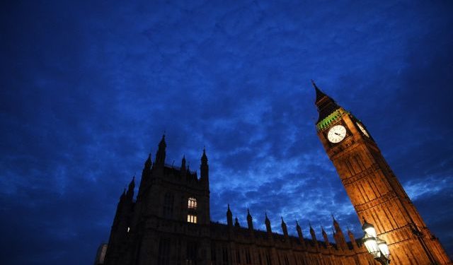 epa05664190 The Houses of Parliament at dusk in London, Britain, 07 December 2016. British Members of Parliament are expected to vote on the Prime Minister Theresa May's plan to start Brexit by March next year in parliamentary clash between the government and pro-EU Members of Parliament.  EPA/FACUNDO ARRIZABALAGA