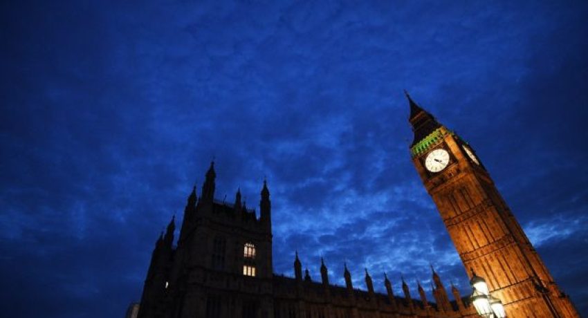 epa05664190 The Houses of Parliament at dusk in London, Britain, 07 December 2016. British Members of Parliament are expected to vote on the Prime Minister Theresa May's plan to start Brexit by March next year in parliamentary clash between the government and pro-EU Members of Parliament.  EPA/FACUNDO ARRIZABALAGA