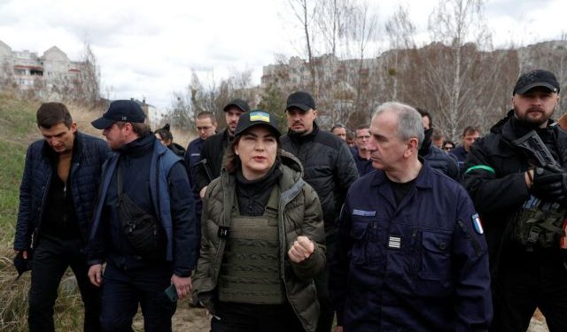 FILE PHOTO: Ukraine's Prosecutor General Iryna Venediktova speaks to a representative of French forensics investigators, who arrived to the country for the investigation of war crimes amid Russia's invasion, in the town of Bucha, in Kyiv region, Ukraine April 12, 2022.  REUTERS/Valentyn Ogirenko/File Photo