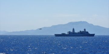 Την Τρίτη 10 Μαΐου 2022 και στο πλαίσιο του σχεδιασμού διεθνών συνεργασιών από το ΓΕΕΘΑ, διεξήχθη συνεκπαίδευση PASSEX (Passing Exercise) Μονάδων των Ενόπλων Δυνάμεων με το Πλοίο Αποβατικών Επιχειρήσεων USS ARLINGTON στην θαλάσσια περιοχή των Σποράδων και της νήσου Σκύρου. Οι Ελληνικές Ένοπλες Δυνάμεις συμμετείχαν με την Φρεγάτα ΣΑΛΑΜΙΣ, το Αρματαγωγό ΧΙΟΣ καθώς και με ένα Ελικόπτερο S-70 B AEGEAN HAWK. Κατά την διάρκεια της άσκησης, εκτελέστηκαν αντικείμενα επικοινωνιών, αντιμετώπισης ασύμμετρων απειλών, στοχοποίησης, προχωρητικών ελιγμών, καθώς και σύνθεσης και ανταλλαγής τακτικής εικόνας.
(ΓΕΕΘΑ/EUROKINISSI)