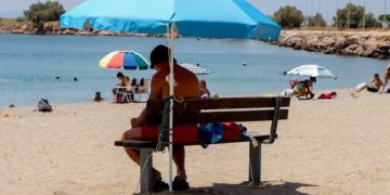 Πολύ υψηλές θερμοκρασίες στο κέντρο της πόλης σε επίπεδα καύσωνα και οι κάτοικοι καταφέυγουν στις παραλίες για λίγη δροσιά, Πέμπτη 29 Ιουλίου 2021 (ΓΙΕΝΑΝΤΑ ΝΤΕΛΑΙ/ EUROKINISSI)