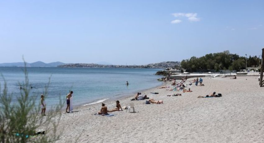 People visit the beach ,  a sunny day at Palaio Faliro , in Athens, on May 7, 2022 / Κόσμος επισκέπτεται την παραλιακή μια ηλιόλουστη μέρα στο Παλαιό Φάληρο, στις 7 Μαίου, 2022