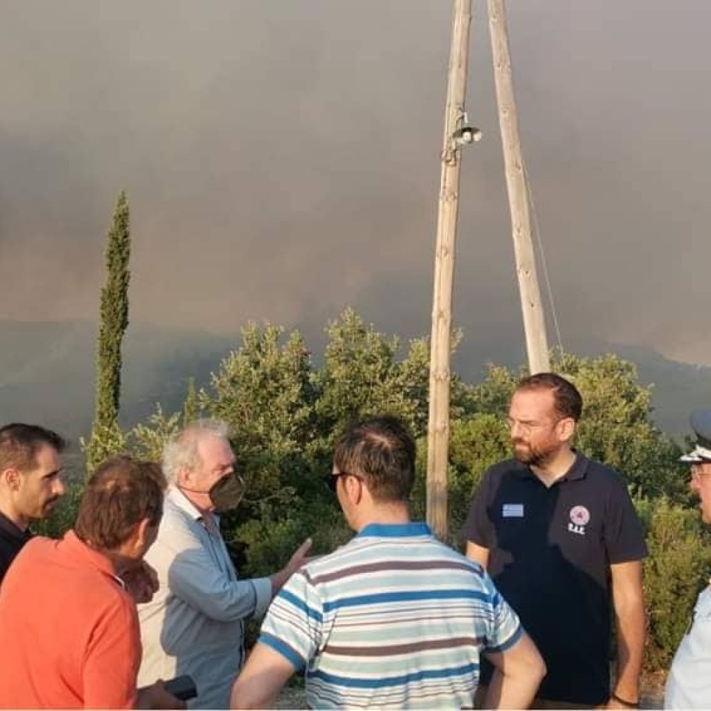 Ηλεία: Στα σημεία της μεγάλης και επικύνδυνης πυρκαγιάς στην Κρέστενα βρίσκεται ο Περιφερειάρχης Δυτικής Ελλάδος Νεκτάριος Φαρμάκης