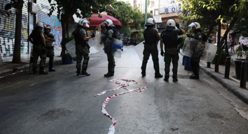 Προσαγωγές διαδηλωτών απο την αστυνομία κατά τη διάρκεια διαμαρτυρίας κατά της δημιουργίας σταθμού Μετρό στην πλατεία Εξαρχείων, Αθήνα, 11 Αυγουστου, 2022