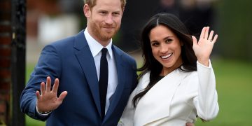 epa08116526 (FILE) - Britain's Prince Harry pose with Meghan Markle during a photocall after announcing their engagement in the Sunken Garden in Kensington Palace in London, Britain, 27 November 2017 (reissued 10 January 2020). Britain's Prince Harry and his wife Meghan have announced in a statement on 08 January that they will step back as 'senior' royal family members and work to become financially independent.  EPA/FACUNDO ARRIZABALAGA *** Local Caption *** 53922692