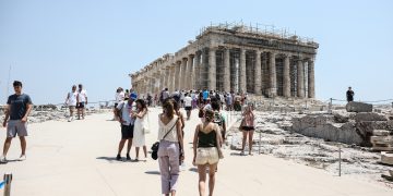 Snapshots from the central tourist area around and on the Acropolis during a heat wave attaining 43 degrees Celsius in Athens, on July 25, 2022./ Στιγμιότυπα από την κεντρική τουριστική περιοχή γύρω και πάνω στην Ακρόπολη κατά τη διάρκεια ενός καύσωνα που ακουμπάει τους 43 βαθμούς Κελσίου στην Αθήνα, στις 25 Ιουλίου 2022.