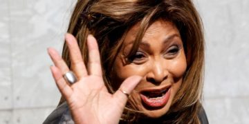FILE PHOTO: U.S. singer Tina Turner waves during a photocall before the Emporio Armani Autumn/Winter 2011 women's collection show at Milan Fashion Week February 26, 2011.  REUTERS/Stefano Rellandini/File Photo