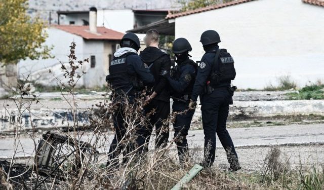 Επιχείρηση της Ελληνικής Αστυνομίας  σε καταυλισμό Ρομά στα Νεόκτιστα Ασπροπύργου, Παρασκευή 9 Δεκεμβρίου 2022.
(ΜΙΧΑΛΗΣ ΚΑΡΑΓΙΑΝΝΗΣ/EUROKINISSI)