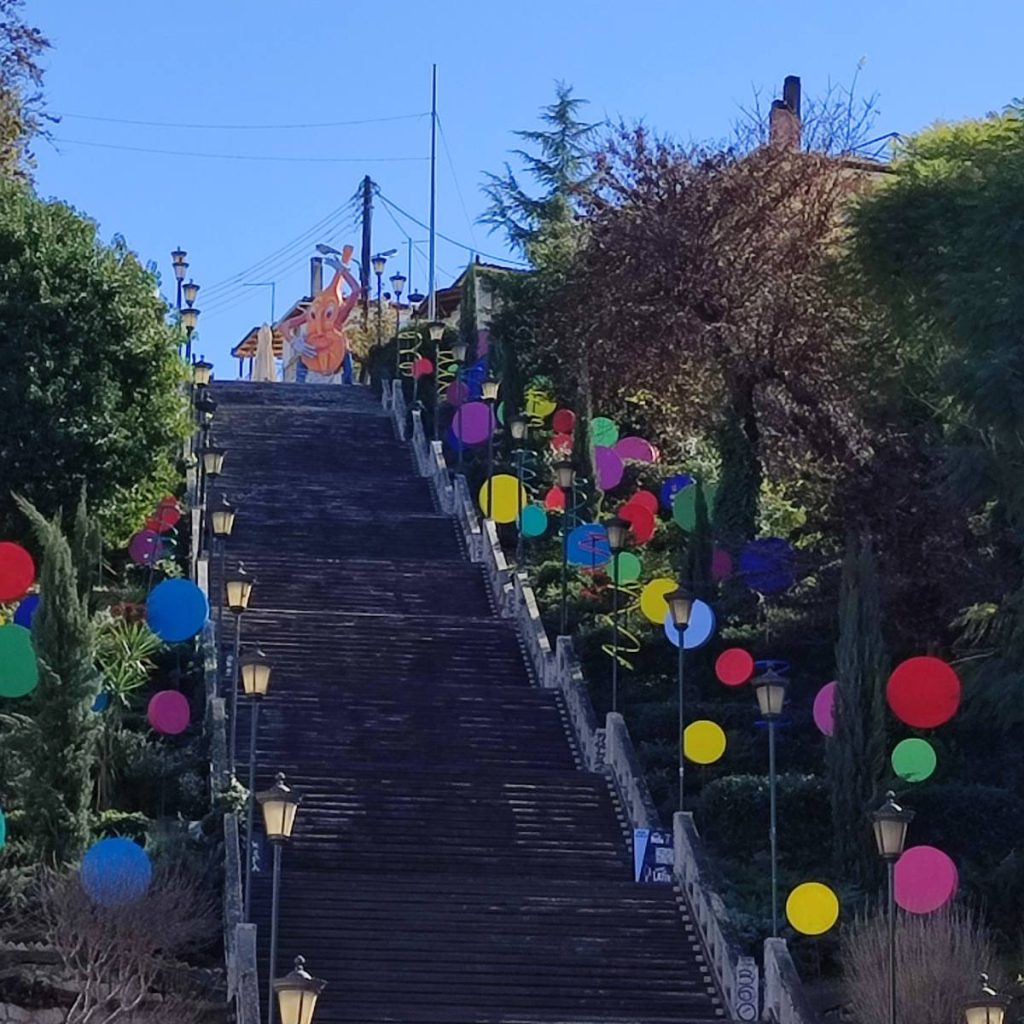 ΠΑΤΡΑ: Οι σκάλες της Αγίου Νικολάου «ντύθηκαν» καρναβαλικά