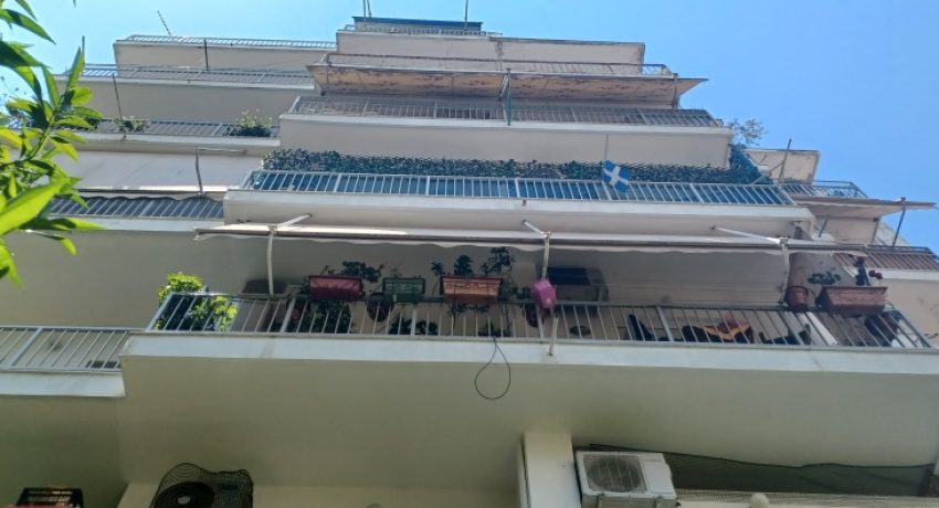 Τραγωδία με 49χρονη: Έκοψε τις φλέβες της και έπεσε από τον 5ο όροφο -  dete.gr