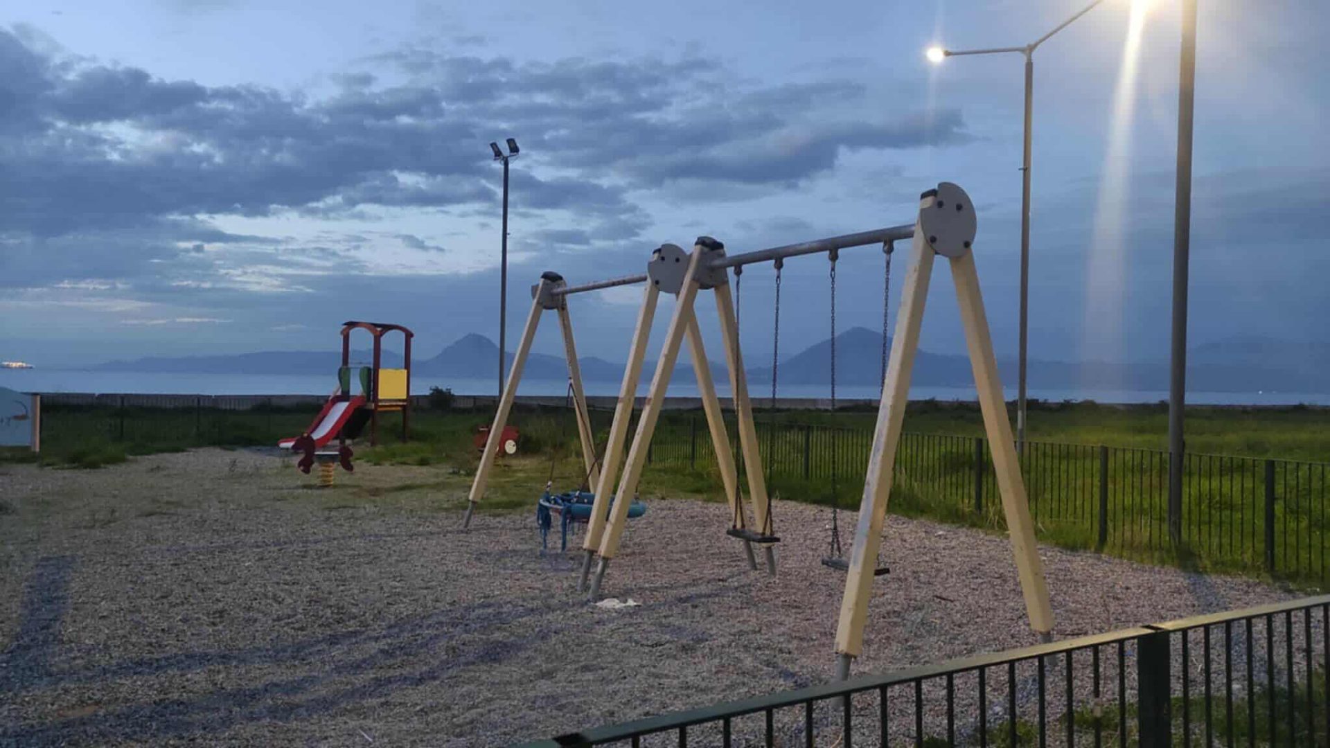 Πάτρα: «Βοσκοτόπι» και Εστία βανδάλων το…«λαϊκό» Πάρκο της Παραλιακής (Φωτό)