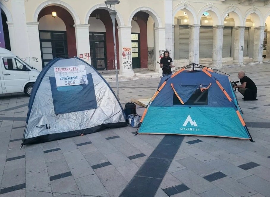 Πάτρα: Φοιτητές έστησαν σκηνές στην πλατεία Γεωργίου