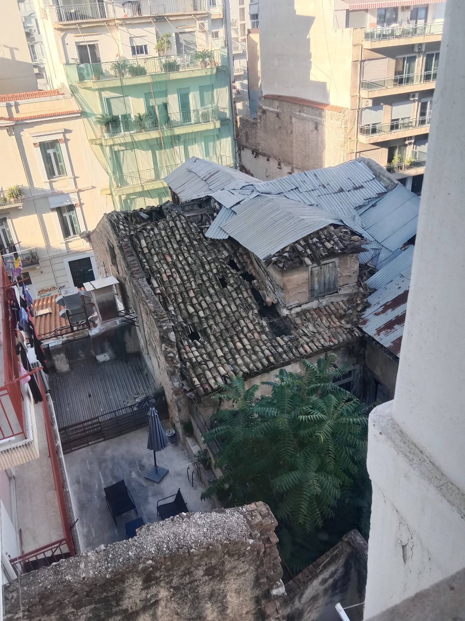 Πάτρα: Ανησυχία για επικίνδυνο κτήριο στην οδό Βότση – Έκκληση για άμεσα μέτρα 2 ka 1 7