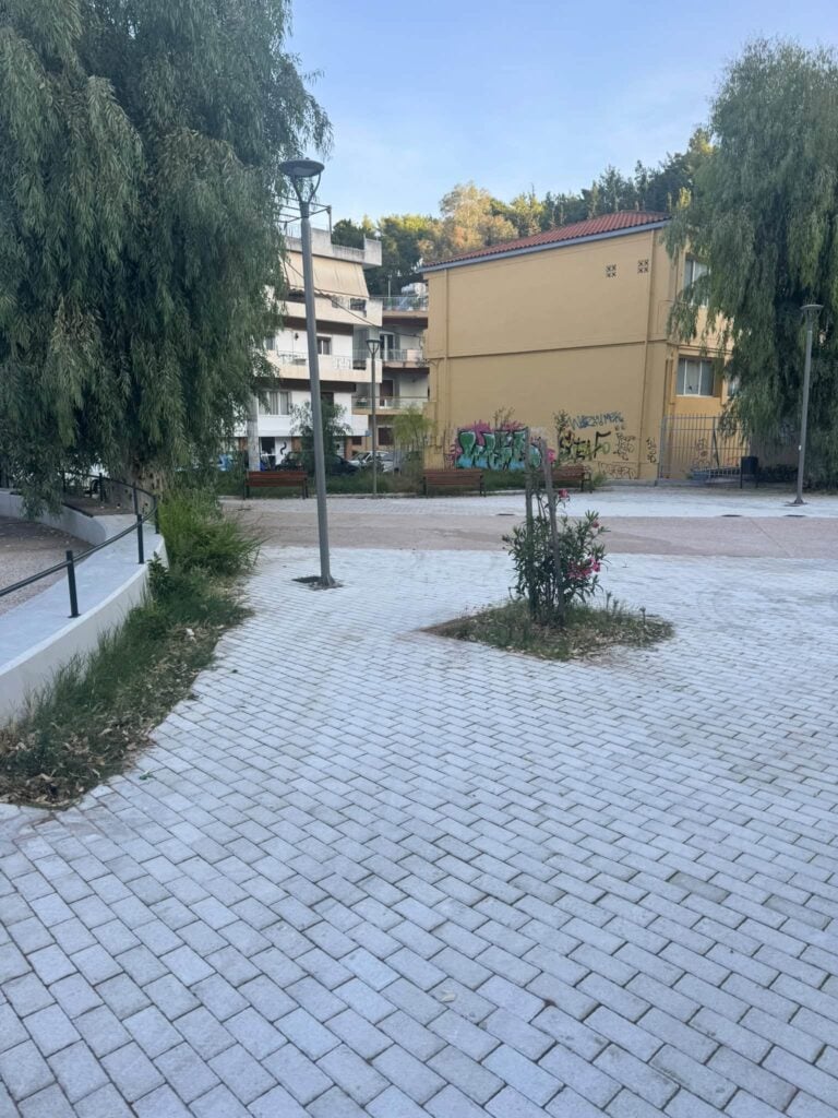 Πάτρα – Βλατερό: Παραδόθηκε η πλατεία Ανδρούτσου, αλλά το πράσινο χρειάζεται φροντίδα (Φώτο)