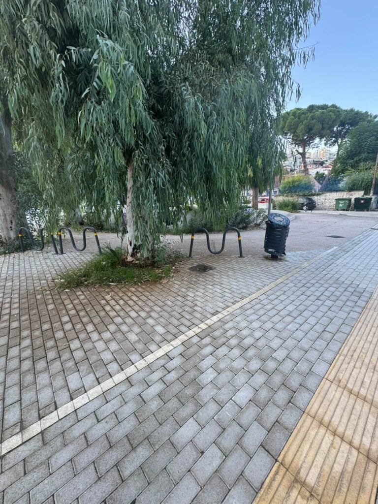 Πάτρα – Βλατερό: Παραδόθηκε η πλατεία Ανδρούτσου, αλλά το πράσινο χρειάζεται φροντίδα (Φώτο)